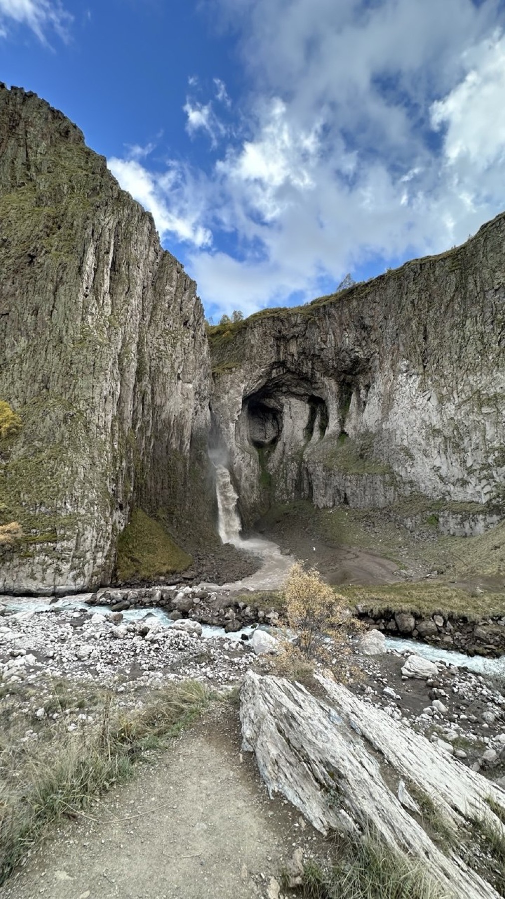 Водопад в ущелье